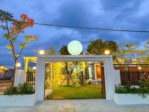 Κήπος έξω από το Moon Relax House មូនរីលែកហៅស៏