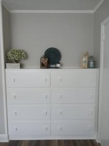 une commode blanche avec deux plantes dessus dans l'établissement Country Springs Cottage, à McRae