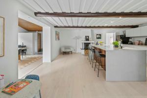 Dapur atau dapur kecil di Beach House Retreat In Peaceful Ljunghusen