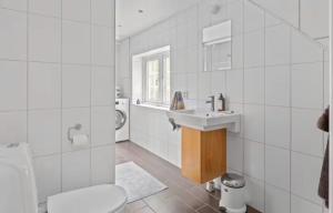 Bilik mandi di Beach House Retreat In Peaceful Ljunghusen +16 gambar
