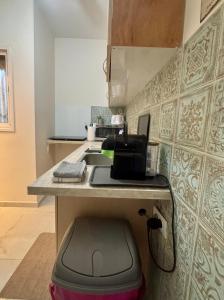 Beachfront Studio, fully equipped的厨房或小厨房