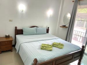 Postel nebo postele na pokoji v ubytování บ้านชมเขา - Baan Chom Khao