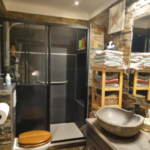 Ванная комната в La Petite Maison De Melanie 30m mer +105 фотографий