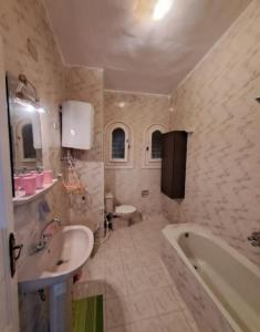 Ένα μπάνιο στο فيلا ف مارينا 5 صف اول بحر رملى