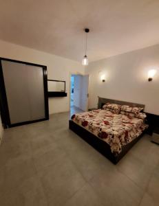 Ένα ή περισσότερα κρεβάτια σε δωμάτιο στο فيلا ف مارينا 5 صف اول بحر رملى