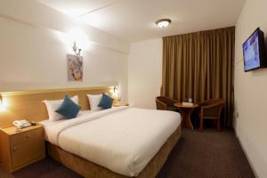 Una cama o camas en una habitación de Click Grand Hotel - Bur Dubai