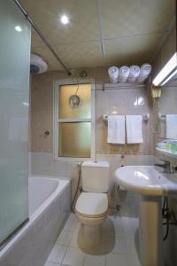 Un baño de Click Grand Hotel - Bur Dubai 37 fotos más