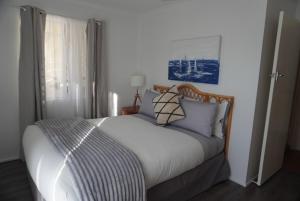 Postel nebo postele na pokoji v ubytování Bongaree Getaway