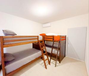 ein Zimmer mit zwei Etagenbetten und einem Tisch in der Unterkunft Casa Analía in San Carlos + 14 Fotos