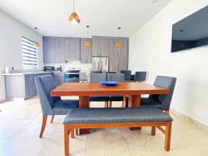ein Esszimmer mit einem Holztisch und Stühlen in der Unterkunft Casa Analía in San Carlos