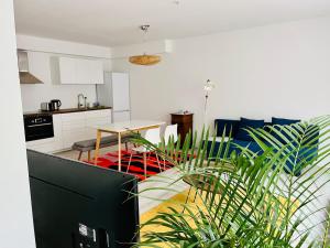 a kitchen and a living room with a table at Messewohnung Meerbusch Duesseldorf in Meerbusch