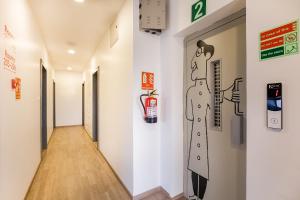 インドールにあるTownhouse Pipliyahana Squareの壁に絵が描かれた廊下がある病院の廊下