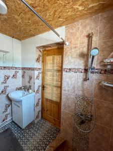 un baño con lavabo y ducha en Guest House Choi-Tal, en Tong