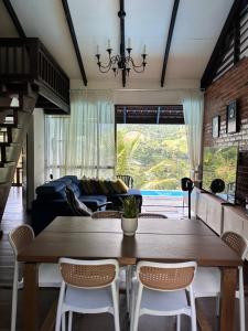 Posezení v ubytování Tuah D Manggis Janda Baik 4BR 2 Storey Bungalow Private Infinity Swimming Pool with Gunung Nuang View