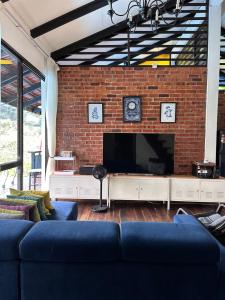 TV a/nebo společenská místnost v ubytování Tuah D Manggis Janda Baik 4BR 2 Storey Bungalow Private Infinity Swimming Pool with Gunung Nuang View