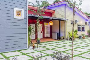 a colorful house with a courtyard in front of it at Newly 5BR Cottage House Retreats (Free Parking) in Butterworth