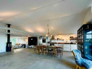 Køkken eller tekøkken på Spacious House With Sea Views In Österlen