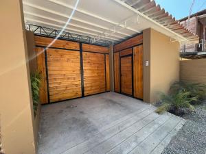 ソリトスにあるCasa Greemat 5Habs AC piscina a pasos del marの家の中にある木製のドアが付いたガレージ