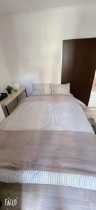 1 cama grande con cabecero de madera en un dormitorio en Ceci house 梅田, en Osaka