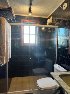 um banheiro com vaso sanitário e box de vidro em Duplex 450m da Praia do Peró com Enxoval, Wi-Fi, TV a Cabo, Estacionamento em Cabo Frio mais 31 fotografias