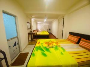 Ένα ή περισσότερα κρεβάτια σε δωμάτιο στο Blue sky Guest House and Restaurant