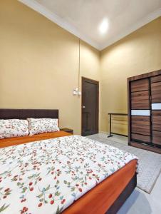 a bedroom with a large bed in a room at Narasya Homestay Wakaf Tengah Batu Rakit in Kuala Terengganu +14 photos