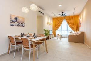 een eetkamer en woonkamer met een tafel en stoelen bij Meta Residence MetaCity Equine Park, Bandar Putra Permai, Seri Kembangan by Nestaway in Seri Kembangan