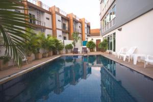 The swimming pool at or close to Airport Resident