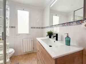 Koupelna v ubytování Amplio apartamento en pleno corazón de Alicante + 28 fotografií