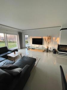 a living room with a couch and a tv at Villa WoW in Zastań