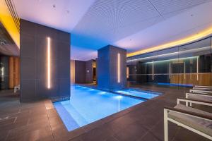 una piscina en medio de un edificio en Snug CBD 2BR with Parking Your Winter Hideaway, en Melbourne