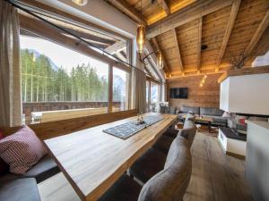 ノイキルヒェン・アム・グロースヴェンエーディガーにあるChalet in Neukirchen near Ski Liftのソファとテーブルのあるリビングルーム