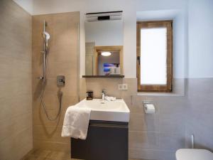 ノイキルヒェン・アム・グロースヴェンエーディガーにあるChalet in Neukirchen near Ski Liftの洗面台とシャワー付きのバスルーム +43枚の写真