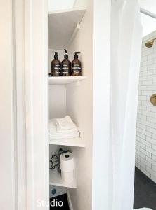 Ένα μπάνιο στο Studio Near Downtownwi-fiqueenbdhighfall +8 φωτογραφίες