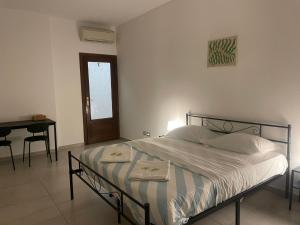 Postel nebo postele na pokoji v ubytování Fiordalisi home