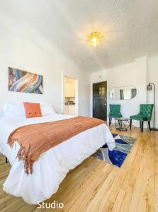 a bedroom with a large bed and a chair at Studio Near Downtownwi-fiqueenbdhighfall in Rochester