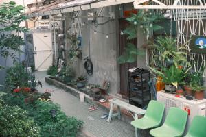 Un patio con plantas y sillas en un jardín. en Everythingsoup, en Changhua City