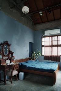 Un dormitorio con una cama y un escritorio y una ventana. en Everythingsoup, en Changhua City
