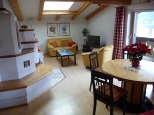 ein Wohnzimmer mit einem Sofa und einem Tisch in der Unterkunft Ferienwohnung Hans Ebner in Eben im Pongau