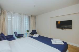 Postel nebo postele na pokoji v ubytování Panorama King Suite Sea View Hotel