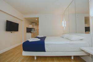 Postel nebo postele na pokoji v ubytování Panorama King Suite Sea View Hotel