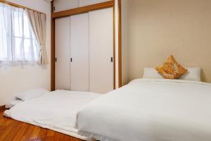 駐車場2台 海中道路や伊計島にアクセス良好 和室付き 最大5名宿泊施設 Guest house mum客房内的一张或多张床位