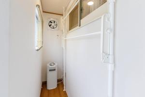 駐車場2台 海中道路や伊計島にアクセス良好 和室付き 最大5名宿泊施設 Guest house mum的一间浴室