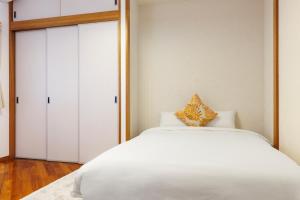 駐車場2台 海中道路や伊計島にアクセス良好 和室付き 最大5名宿泊施設 Guest house mum客房内的一张或多张床位