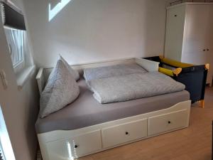 a bed with pillows on it in a room at Kleine gemütliche Ferienwohnung günstige Lage in Wernigerode +10 photos