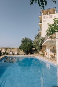 een groot zwembad voor een hotel bij Hostal Sa Baronia in Banyalbufar