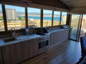 Η κουζίνα ή μικρή κουζίνα στο Sea View Luxury Penthouse