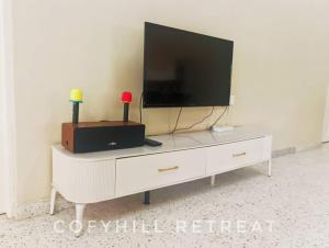 TV a/nebo společenská místnost v ubytování CofyHill Retreat