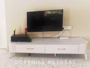 TV a/nebo společenská místnost v ubytování CofyHill Retreat