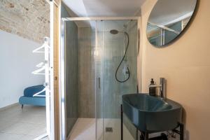 een badkamer met een wastafel en een glazen douche bij Aria di Ceglie authentic elegance in Ceglie Messapica +21 foto's